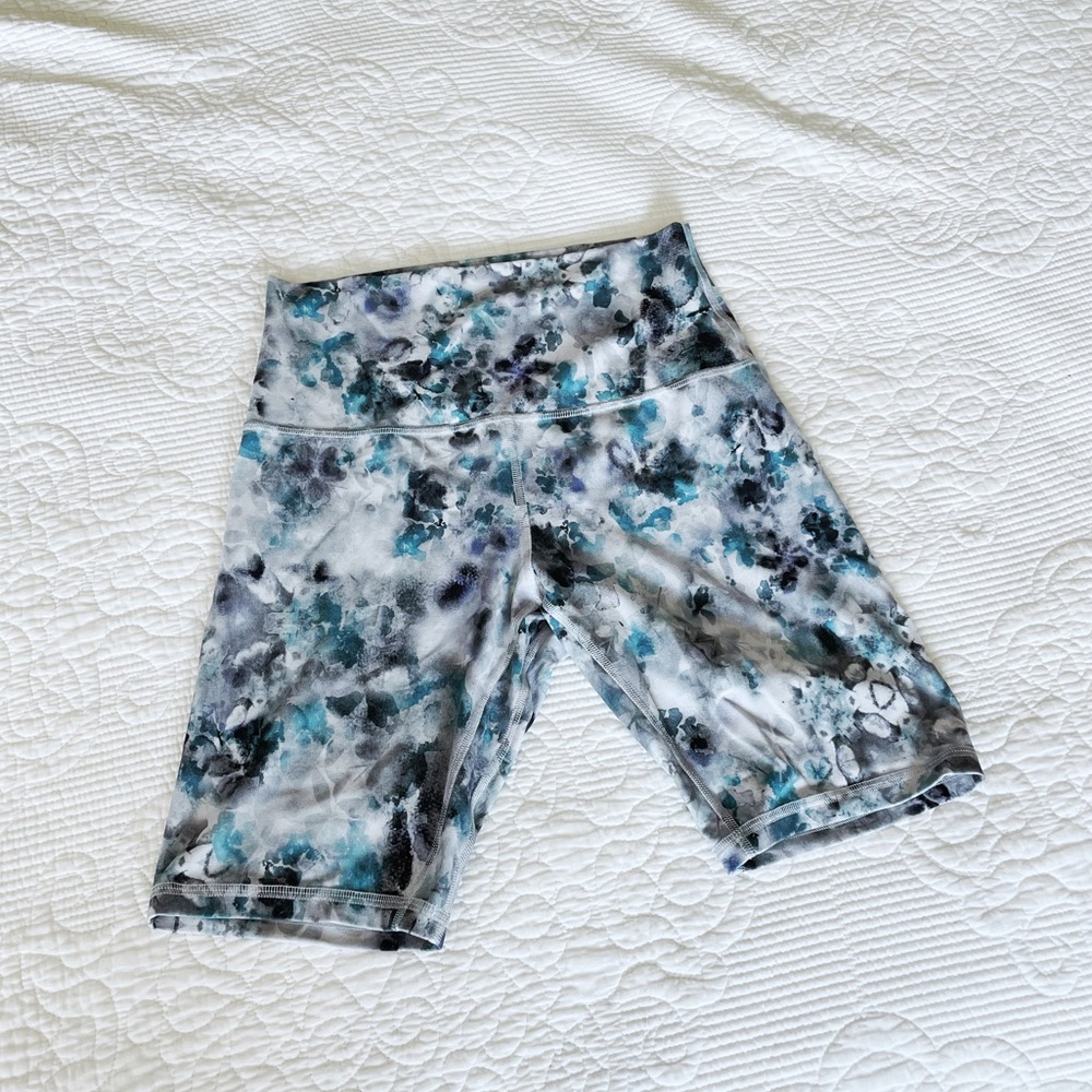 Lululemon align shorts, 8”, size 6, Kaleidofloral Multi blue, LIKE NEW